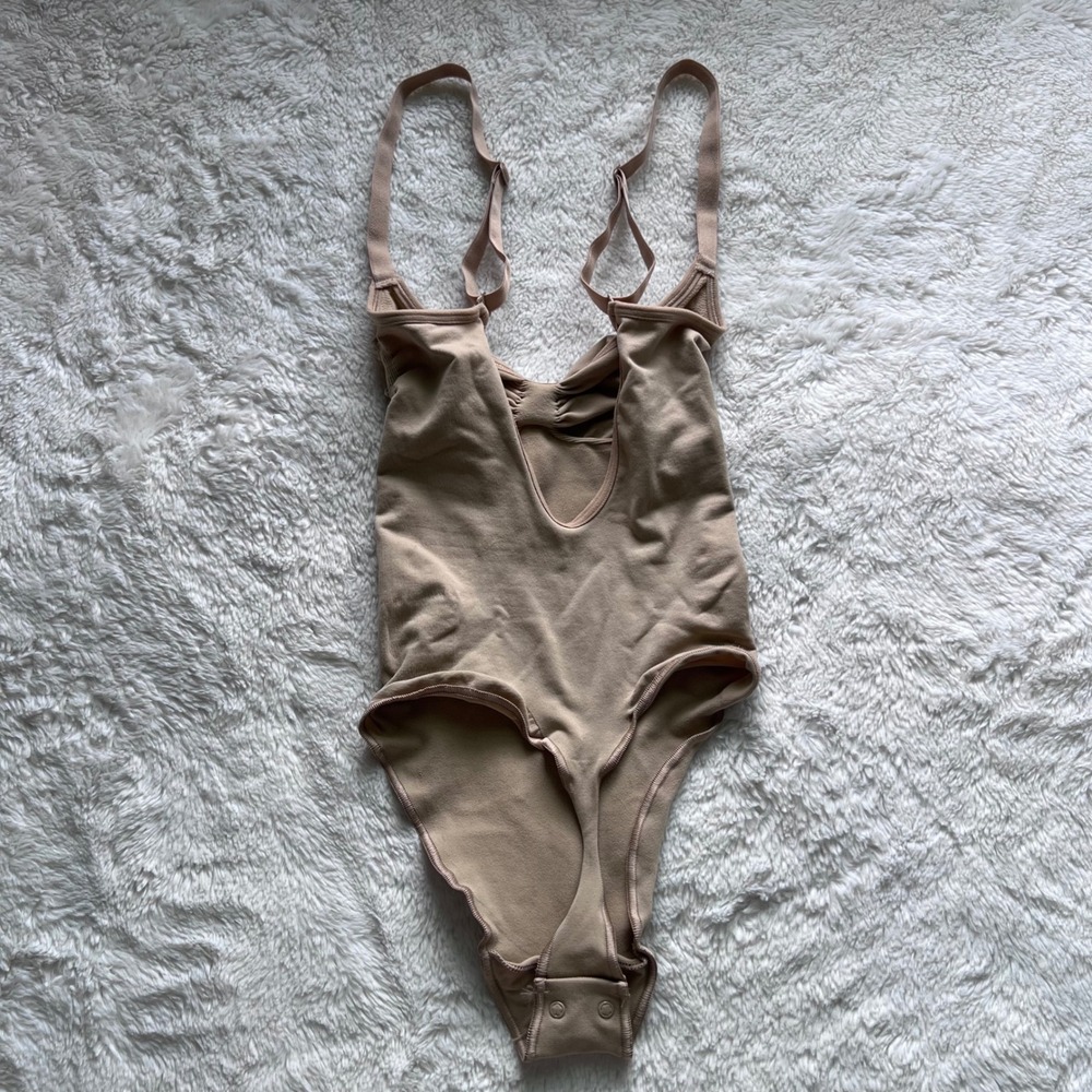 SKIMS Fits Everybody Cami Bodysuit Tan Ruched Bust Small  Neutral Base Layer NEW